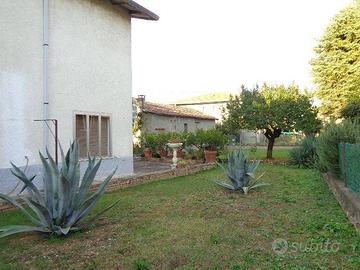 Casa indipendente con ampio giardino