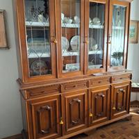 Sala da pranzo in legno massello.