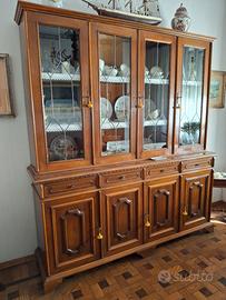 Sala da pranzo in legno massello.