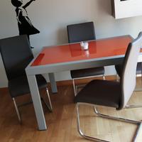 Tavolo rosso di vetro