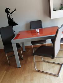 Tavolo rosso di vetro