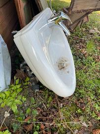 Lavandino con rubinetto