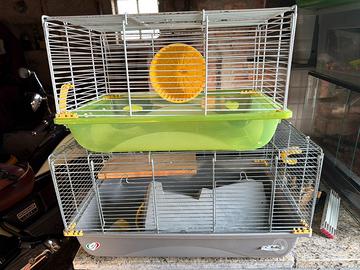 Due gabbie per criceti
