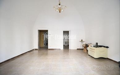 Indipendente a piano terra con doppio ingresso e p