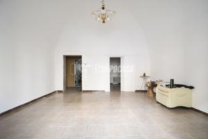 Indipendente a piano terra con doppio ingresso e p