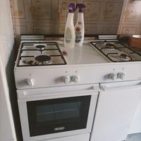 Cucina a gas a 4 fuochi con forno