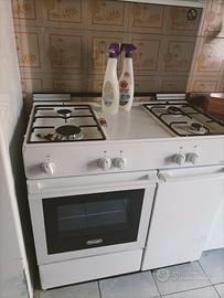 Cucina a gas a 4 fuochi con forno