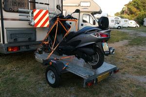 Carrello targato portamoto/attrezzature sportive