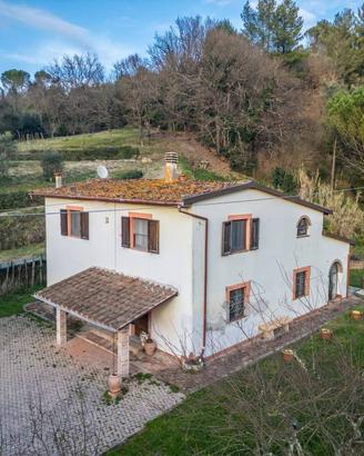 Rustico con piscina in posizione molto tranquilla