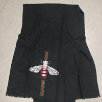 Elegante sciarpa nera con un'applicazione a forma 