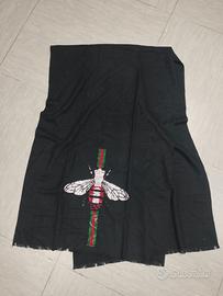 Elegante sciarpa nera con un'applicazione a forma 