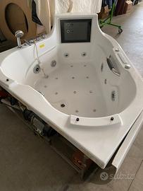 Vasca idromassaggio con schermo/tv