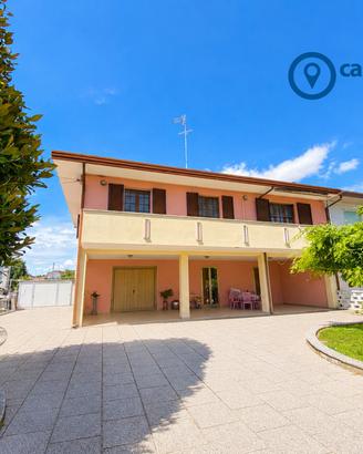 Bifamiliare con ampio giardino e garage