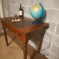 Tavolino in legno massiccio.