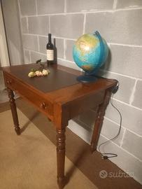 Tavolino in legno massiccio.