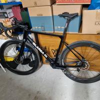 Bici in carbonio strada e/o gravel.