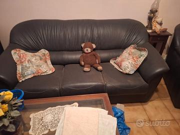 divano e due poltrone