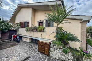 Villa di 150 m² con più di 5 locali a Roma
