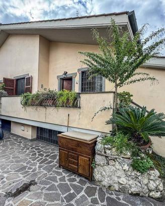 Villa di 150 m² con più di 5 locali a Roma