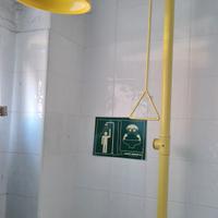 doccia con lavaocchi