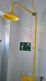 doccia con lavaocchi