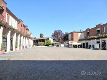 NEGOZIO A BORGOSATOLLO