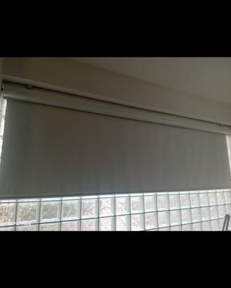 Tenda  a rullo oscurante motorizzata bianca