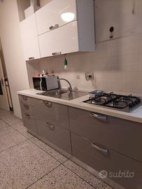 cucina + tavolo e sedie 