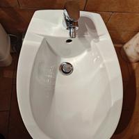 Bidet in ceramica bianca con rubinetto incluso