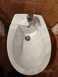 Bidet in ceramica bianca con rubinetto incluso