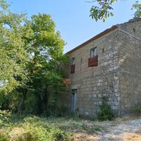 Casa in campagna con pozzo e quercia