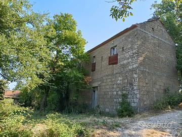 Casa in campagna con pozzo e quercia
