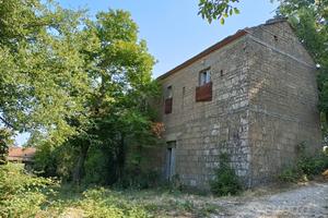 Casa in campagna con pozzo e quercia