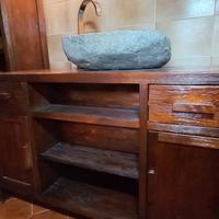 Arredo bagno rustico con lavandino in pietra
