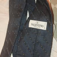 una classica cravatta Valentino