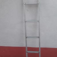 Scala di acciaio ad appoggio