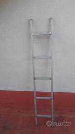 Scala di acciaio ad appoggio