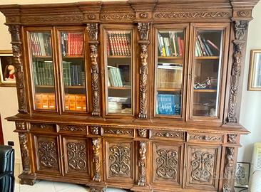 Libreria intagliata in noce massello