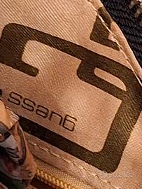 borsa guess pelle nera e fibbie 