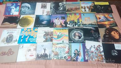 VINILI - CD - CIRCA 600 PEZZI (prezzo=300 euro)