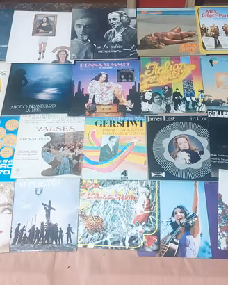 VINILI - CD - CIRCA 600 PEZZI  (400 euro)