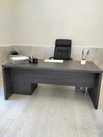 Scrivania robusta per ufficio