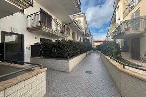 Apartamento con giardino e box auto