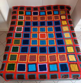 Coperta a uncinetto fondo rosso con riquadro