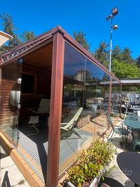 Pergola addossata con pareti in vetro