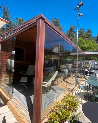 Pergola addossata con pareti in vetro
