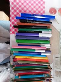 matite e pennarelli colorati 