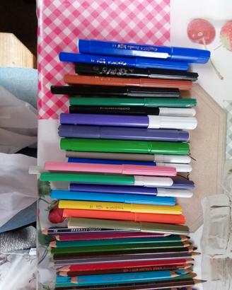 matite e pennarelli colorati 