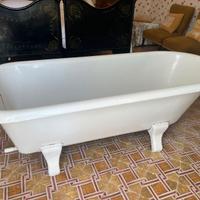 Vasca da bagno vintage con piedini – stile retrò