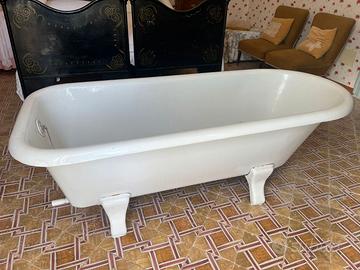 Vasca da bagno vintage con piedini – stile retrò